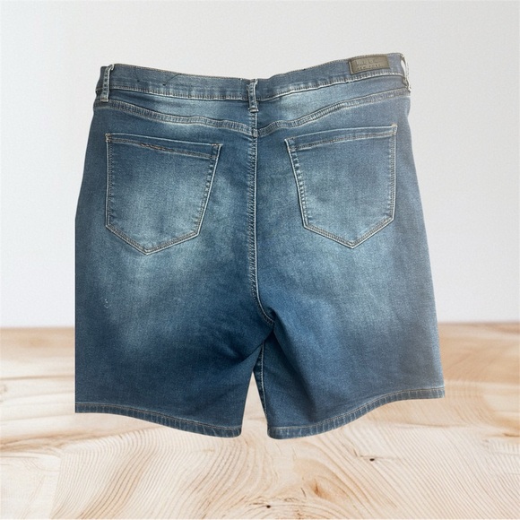 Nicole Miller Women’s Blue Denim Shorts - Picture 2 of 4